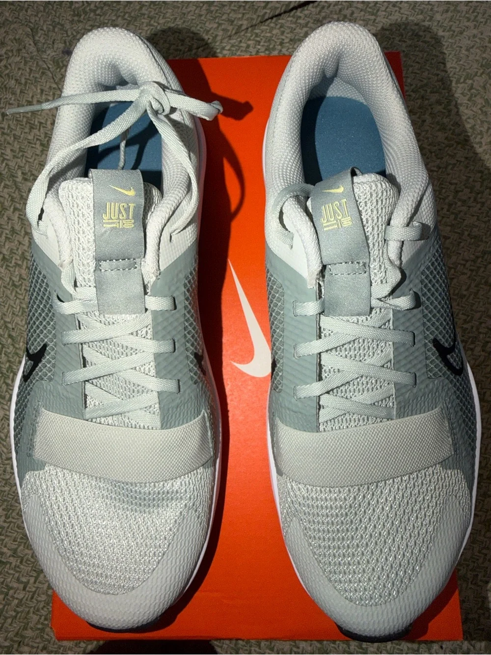 Nike women’s MC Trainer 2 green, White and Black  Running Shoes size 8.5 new!!